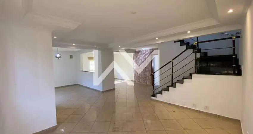 Sobrado à Venda com 4 quartos sendo 1 suíte com closet, 3 salas e 8 vagas de garagem - Parque Renat