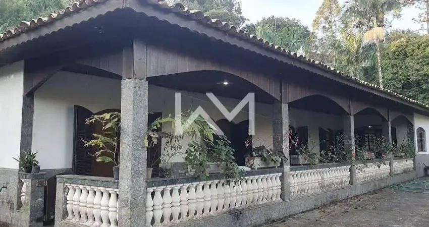 Chácara para venda com 7.000 m², 4 dormitórios e com pomar em Chácaras Copaco - Arujá, SP