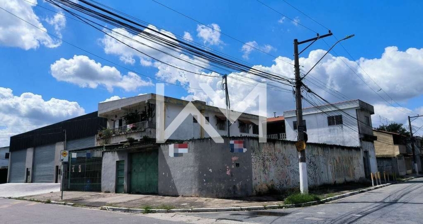 Casa à venda para fins residenciais ou comerciais, 3 dormitórios, 4 banheiros, 8 vagas de garagem,