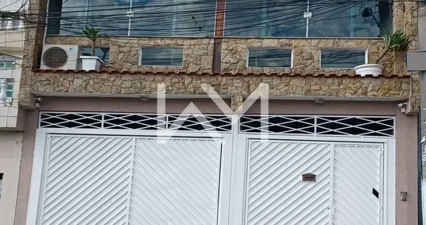 Sobrado à venda com 3 dormitórios, sendo 2 suítes, 4 banheiros, 3 vagas de garagem, 302m²  jardim p