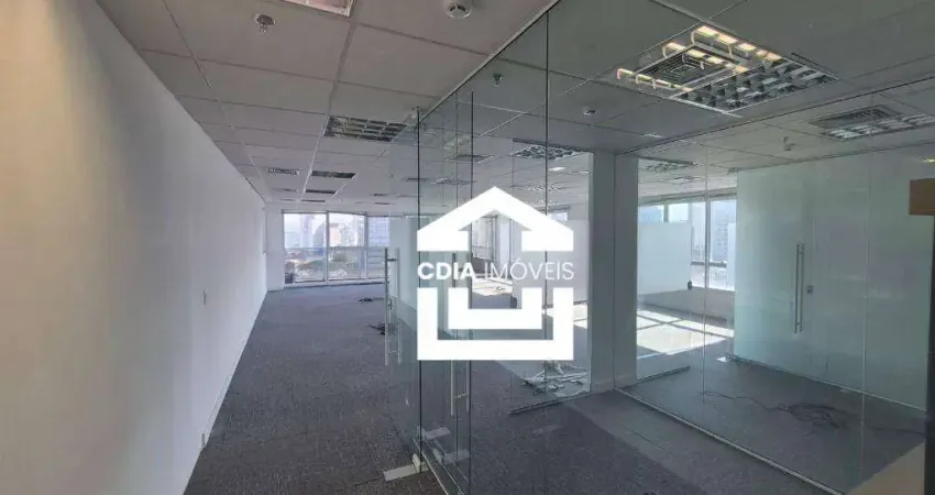 Conjunto comercial para locação com 3 salas, 2 banheiros e 4 vagas de garagem, localizado em pinheiros.