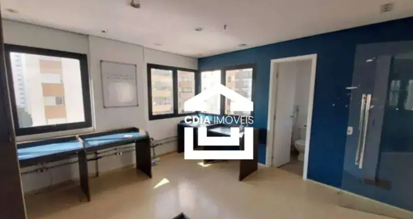 Conjunto comercial com 3 salas, 3 banheiros e 2 vagas, localizado em Pinheiros