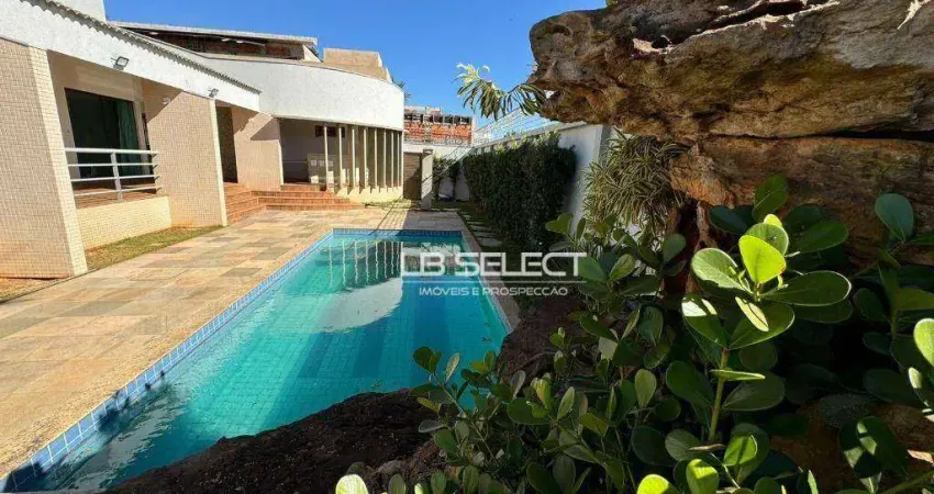 Casa alto padrão no bairro Jardim Karaíba com três suítes e varanda gourmet completa.