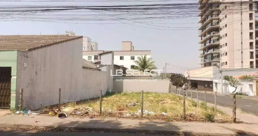 Terreno de esquina no bairro Santa Mônica com 260 metros quadrados.