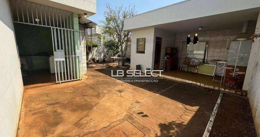 Casa no bairro Nossa Senhora Aparecida com quatro quartos e três vagas de garagem.