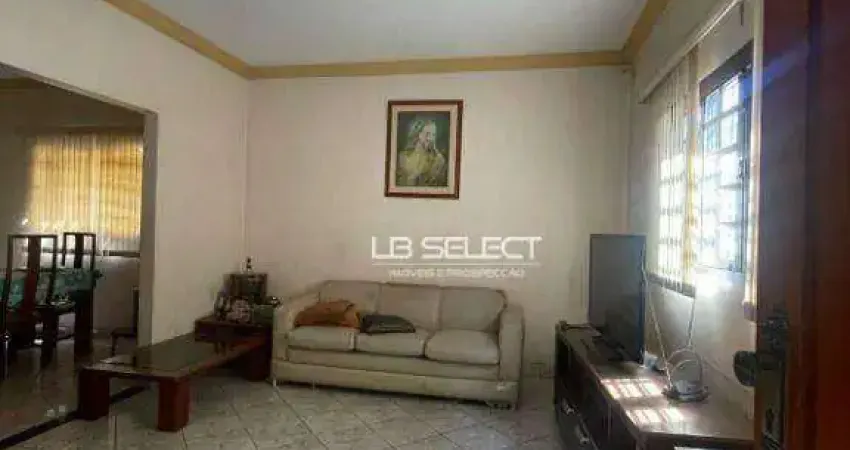 Casa na Vila Oswaldo com três quartos sendo uma suíte, sala, copa, cozinha, banheiro social e quintal