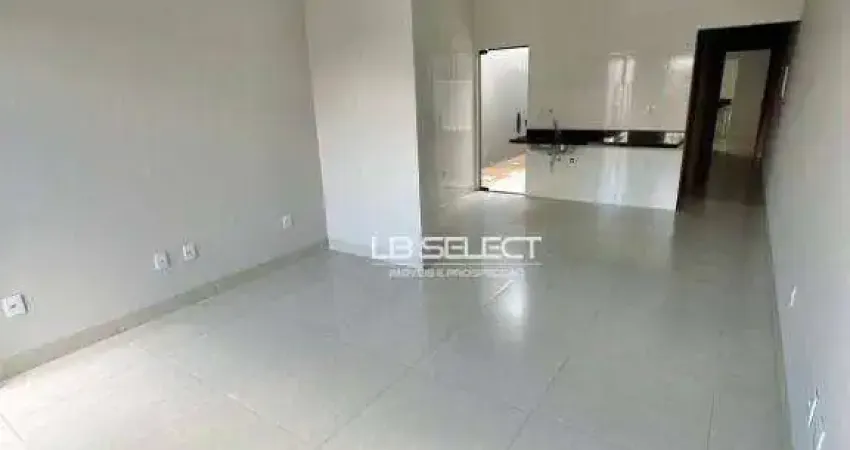 Casa no bairro Shopping Park com dois quartos, uma suíte e três vagas de garagem.