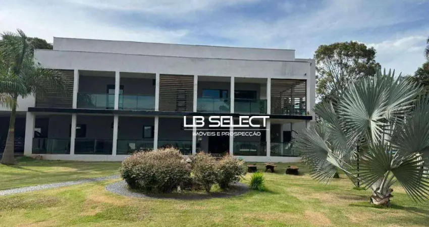 Casa nas Mansões Aeroporto com cinco suítes e varanda gourmet completa.