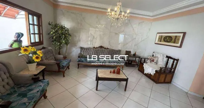 Casa no bairro Cidade Jardim com quatro suítes e amplo quintal.
