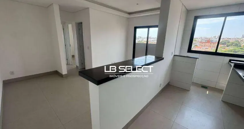 Apartamento no bairro santa mõnica com dois quartos, sendo uma suíte e sala com sacada.