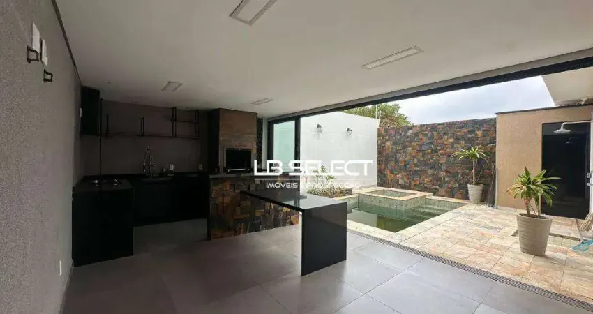 Casa no condomínio manhattan com três quartos, suíte e área gourmet.