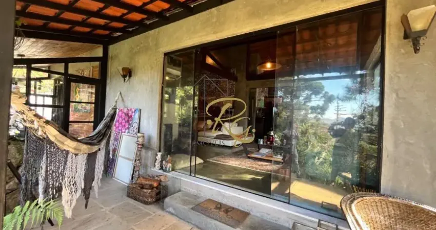 Imponente residência de 5 quartos na Cascata dos Amores: 1 suíte, 2 salas, 8 banheiros, 5 vagas de garagem e 300m² de área em Teresópolis-RJ.
