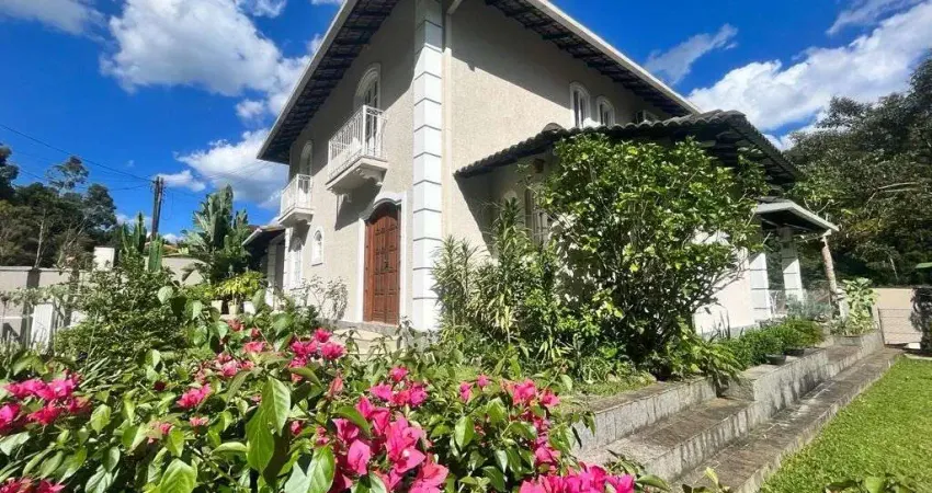 Casa Duplex em Condomínio: Segurança e Conforto a Minutos do Centro!