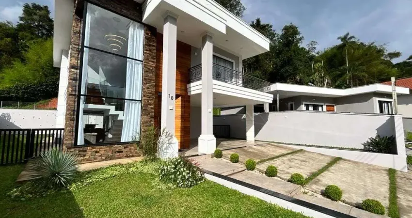 Casa em Condomínio à Venda em Teresópolis, RJ - Espaços Amplos e Vista Deslumbrante
