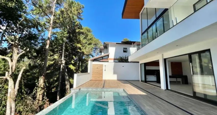 Impecável Casa em Condomínio: 4 Quartos, 4 Suítes, 3 Salas, 7 Banheiros, 4 Vagas - Várzea, Teresópolis-RJ