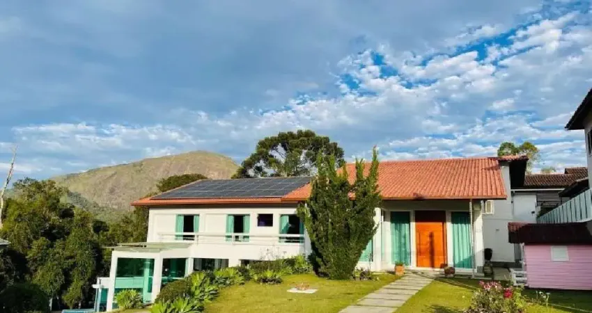 Casa em condomínio com quatro quartos em condomínio alto padrão.