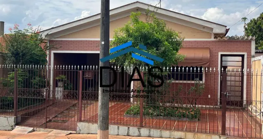 MELHADO AMPLA COM TRÊS DORMITÓRIOS E QUINTAL GRANDE ÓTIMA LOCALIZAÇÃO