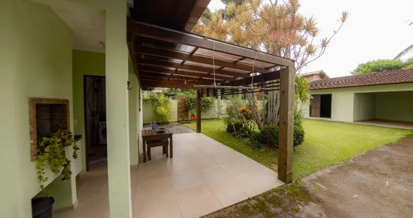 Casa em amplo terreno a 500m da praia do Campeche em Florianópolis