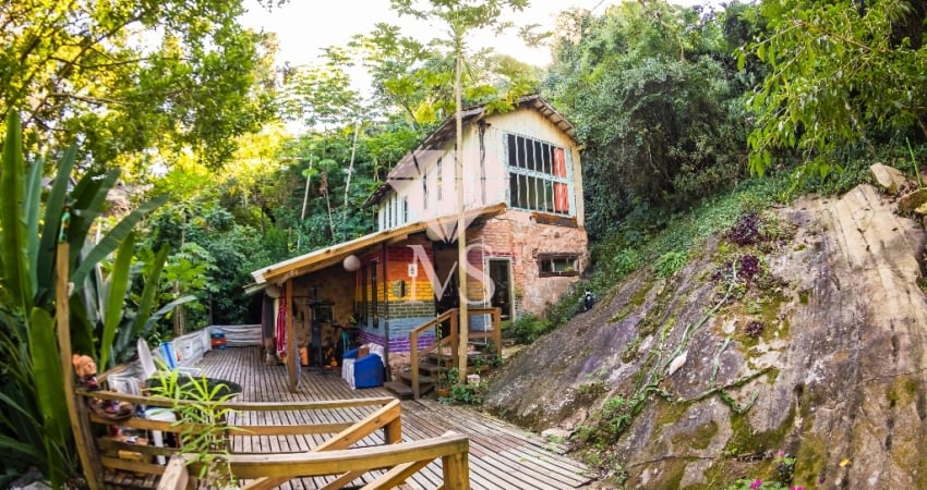 Seu refúgio na mata, no coração da Lagoa da Conceição em Florianópolis