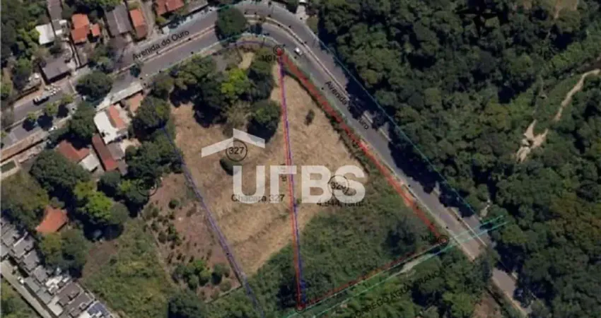 Terreno de esquina com diversas possibilidades comerciais.