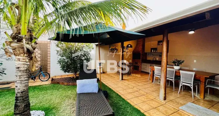 Lindo sobrado todo mobiliado com área de churrasco e frente praça no jardim américa