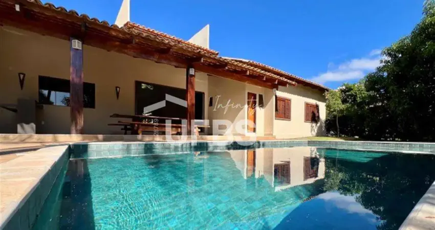 Casa térrea no aldeia do vale, lote com 1.296m² e 330m² de construção, com 5 suítes, 4 suítes amplas (suíte máster com closet) e 1 suíte externa na área de serviço. sala ampla para 3 ambientes com int