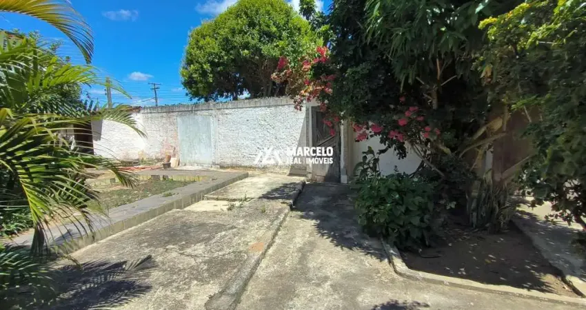 Vendo casa com vários comodos de uso Residencial/Comercial na divida dos BAirros