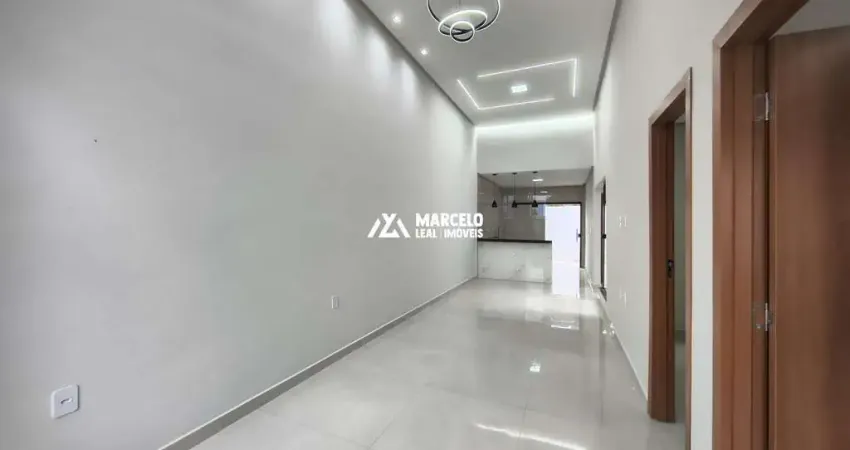 Vendo linda casa com 3 quartos sendo 1 suíte, sala com pé direito alto, cozinha,