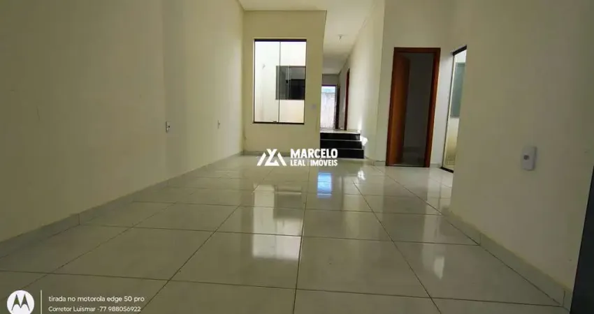 OPORTUNIDADE - Vendo casa com 3 quartos sendo 1 suíte, sala, cozinha, banheiro s