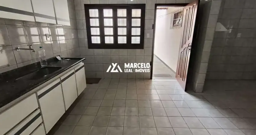 Alugo casa espaçosa com 4/4 (1 suíte) a 3 minutos do atacarejo da av. olivia flo