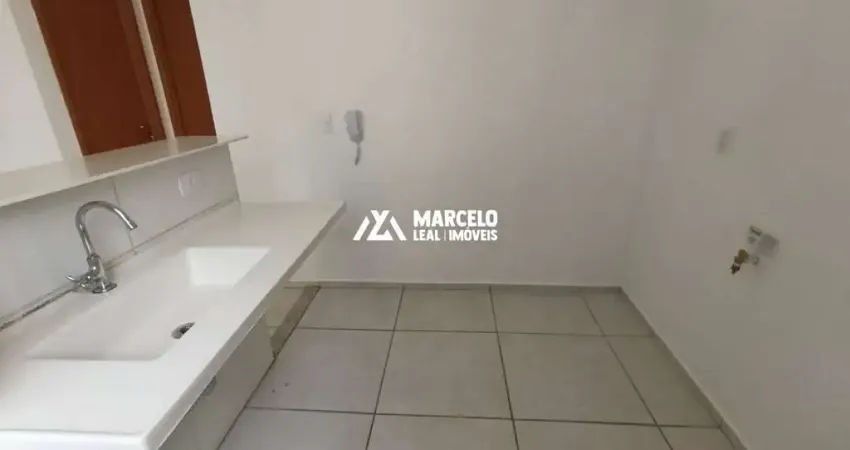Alugo apartamento padrão de 2/4 no térreo c/ quintal, em condomínio fechado com