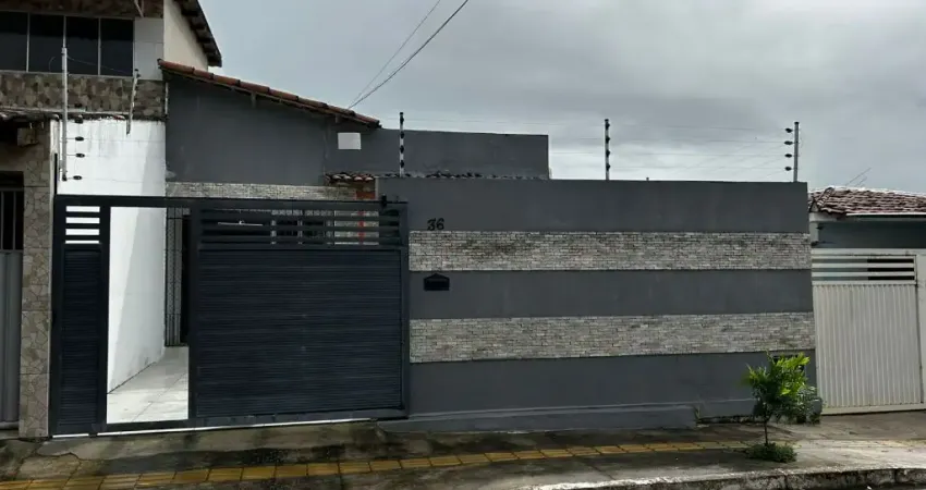Casa 03 quartos a poucos metros da principal do Geisel