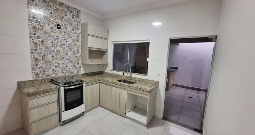 Casa à venda em Uberlândia-MG, no Jardim Europa: 2 quartos, 1 suíte, 2 salas, 2 banheiros, 2 vagas, 125m². Venha conferir!