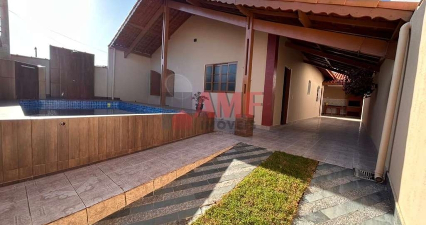 Casa com piscina a 1.100 metros do mar no Vera Cruz