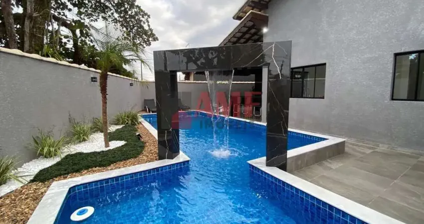 Casa incrível nova com piscina a 250 metros da praia no Santa Terezinha