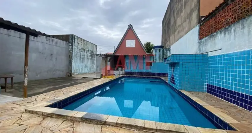 Casa com piscina a 300 metros do mar no Florida Mirim