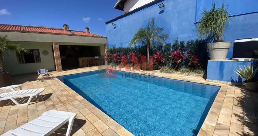 Casa encantadora de alto padrão com piscina, edícula completa e a 400m do mar