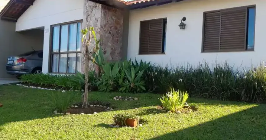 Casa com 3 quartos para alugar na Avenida Três Marias, 1175, São Braz, Curitiba