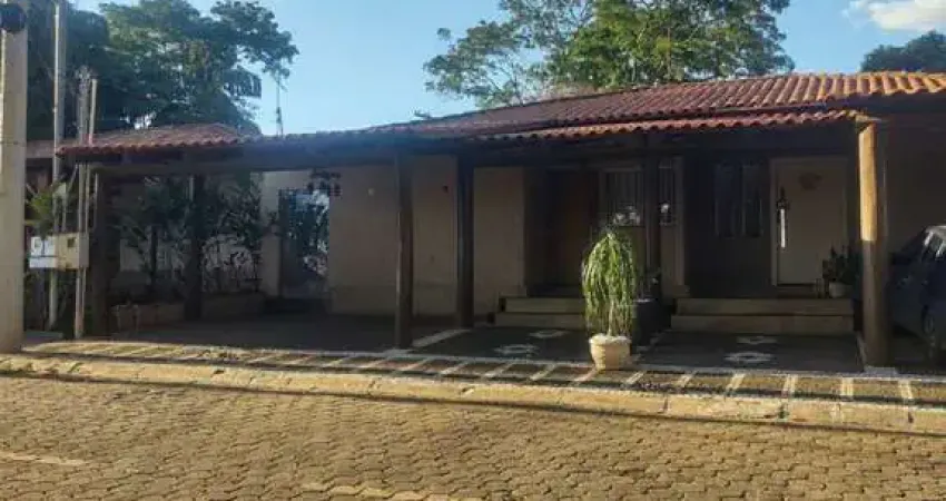 Casa cond fechado. 3/4 sendo 1 suite, 2 vagas de garagem, churrasqueia.
