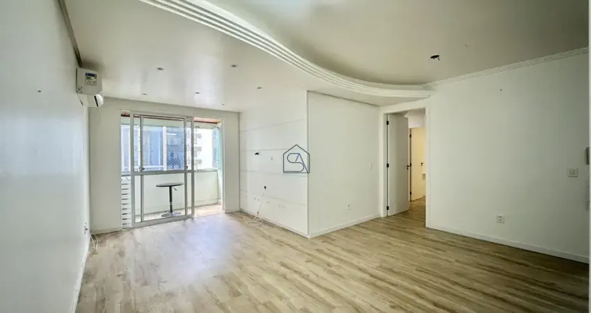 Apartamento com 03 quartos sendo 01 suíte 02 BWC localizado em Barreiros, São José - SC.