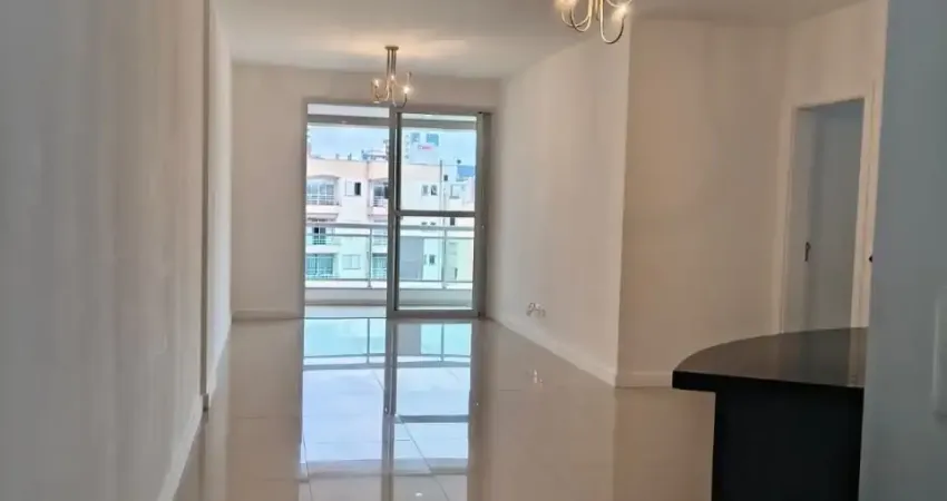 Apartamento com 03 quartos sendo 01 suíte e 03 BWC localizado no Estreito - Fpólis.