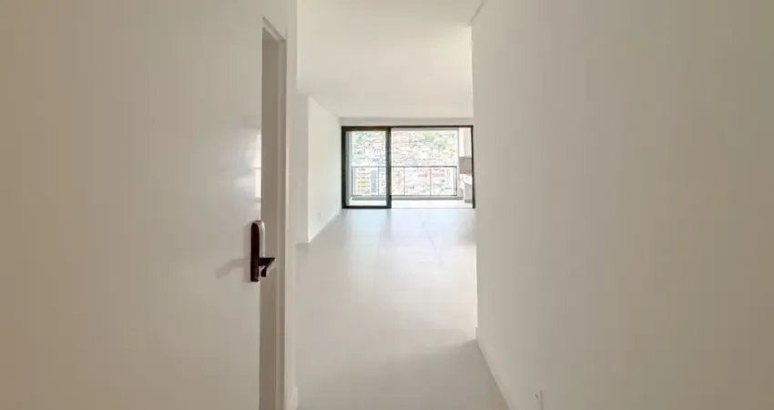 Apartamento com 03 quartos sendo 01 suíte 02 BWC localizado no Centro de Florianópolis SC.