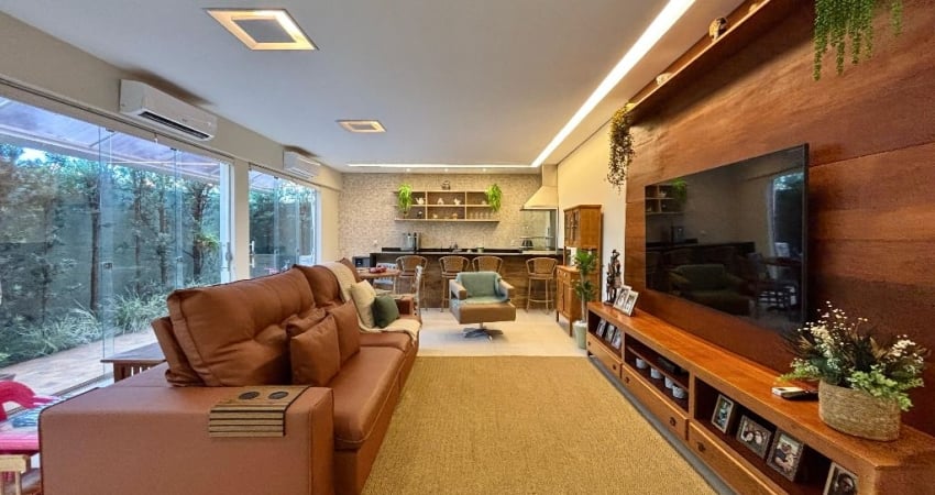 Linda casa totalmente reformada com muito bom gosto