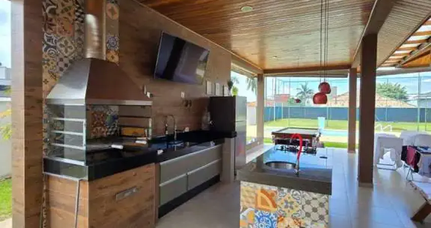 Casa térrea com 3 dormitórios piscina e quadra, localizada em rua sem saída