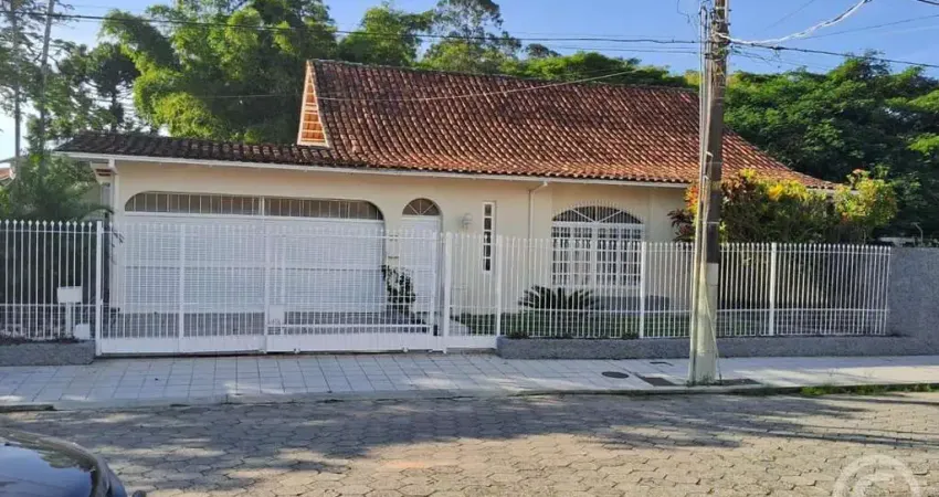 Residência espaçosa no bairro Santa Mônica, ideal para famílias