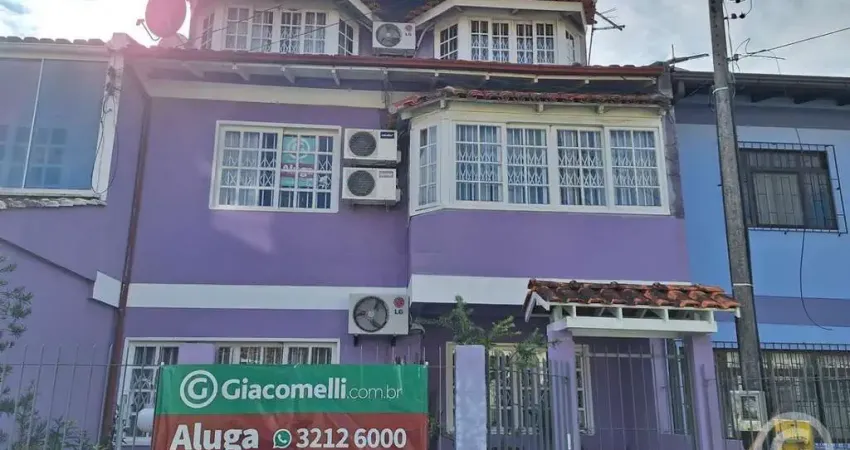 Espaçosa residência de três pavimentos no bairro Ipiranga, ideal para famílias