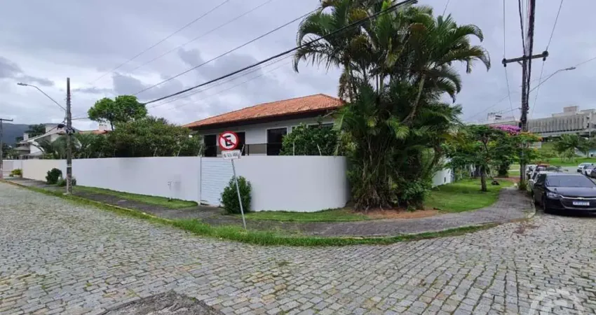 Casa ampla e mobiliada para aluguel no bairro Itacorubi, em Florianópolis