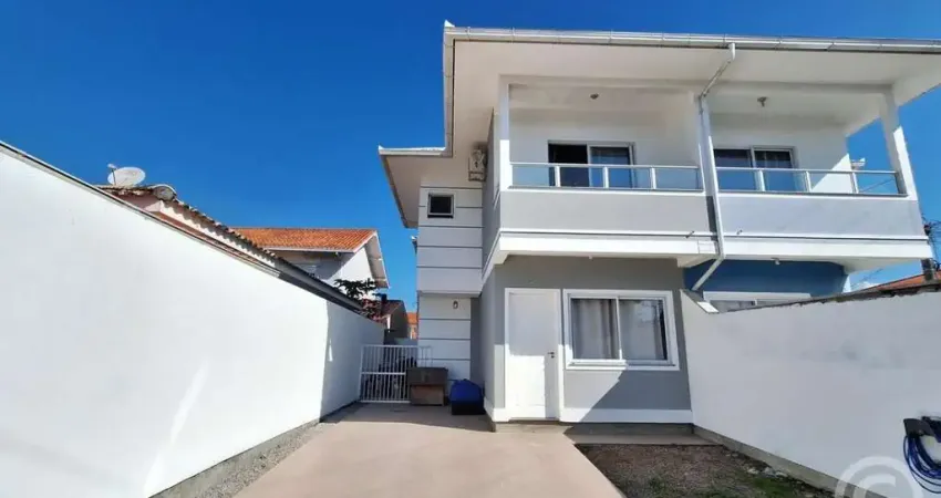 Casa com dois pavimentos e amplo espaço em Bela Vista - Palhoça