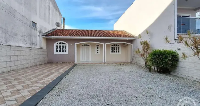 Encontre seu lar ideal em Forquilhas: residência confortável com ampla área externa
