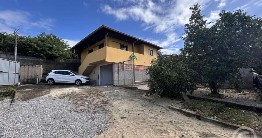 Encontre seu novo lar no bairro Tapera, Florianópolis: casa com suíte e garagem